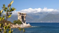 Mortella Tower di Corsica dibangun pada abad ke-16, Corsica adalah bagian dari Republik Genoa. Bangunan ini digunakan untuk mempertahankan diri dari perompak. Kemudian diledakkan oleh Inggris selama Perang Napoleon. Namun struktur utama menara yang melingkar dengan atap datar tersebut masih berdiri tegak (Dok. CNN Travel)