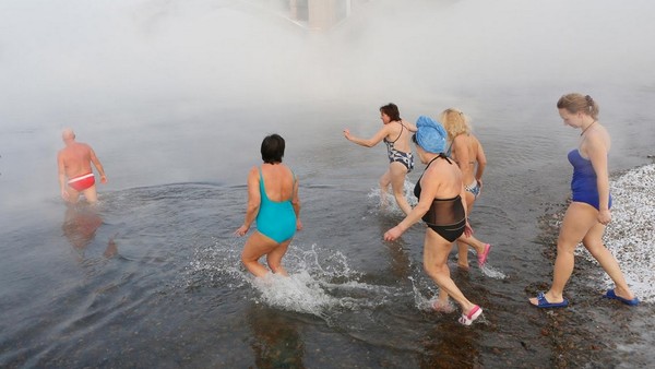 Namun, nampaknya musim dingin tak bisa menghalangi keinginan mereka untuk bermain air. Buktinya, masyarakat yang ingin berenang hanya menggunakan baju renang atau potongan bikini saja. Layaknya musim panas (Ilya Naymushin/Reuters)