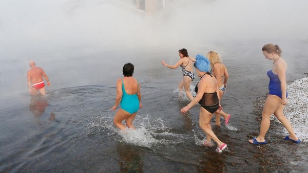 Namun, nampaknya musim dingin tak bisa menghalangi keinginan mereka untuk bermain air. Buktinya, masyarakat yang ingin berenang hanya menggunakan baju renang atau potongan bikini saja. Layaknya musim panas (Ilya Naymushin/Reuters) Namun, nampaknya musim dingin tak bisa menghalangi keinginan mereka untuk bermain air. Buktinya, masyarakat yang ingin berenang hanya menggunakan baju renang atau potongan bikini saja. Layaknya musim panas (Ilya Naymushin/Reuters)
