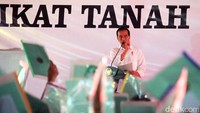 Jokowi menyampaikan pidatonya saat akan menyerahkan sertifikat tanah ke warga.