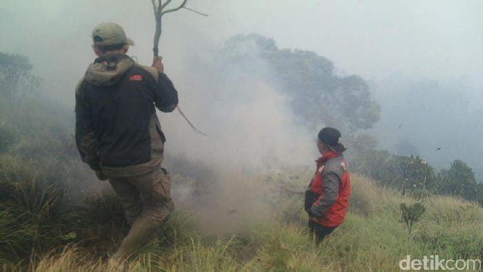 Kaldera Gunung Bromo Terbakar