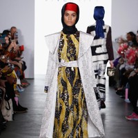 Dian Pelangi membagi 12 koleksi busananya ini ke dalam empat look yaitu Melancholic, Sanguine, Choleric dan Phlegmatic, untuk menggambarkan mood yang berbeda kota New York yang sibuk. Foto: Brian Ach/Getty Images for Indonesian Diversity