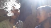 Penelitian di Journal of Adolescent Health menyebut pelajar yang tinggal dengan pengguna rokok elektrik lebih terbuka untuk merokok. Mereka juga mencoba rokok lebih awal, dan memiliki risiko lebih besar untuk menjadi perokok di kemudian hari. (Foto: Facebook/Meme Politik Indonesia)