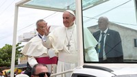 Ketika menyapa jemaat, Paus Fransiskus berdiri di dalam kendaraan roda empat dengan didampingi pengawalnya. Foto: Osservatore Romano/Handout via REUTERS