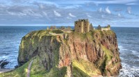 Kastil Dunnottar, dekat Stonehaven, Aberdeenshire, Skotlandia. Dunnottar adalah salah satu negara yang paling megah di masa dulu. Walau hancur saat ini, kastil itu tetap romantis karena berada di ujung laut sebelah utara (Dok. CNN Travel)