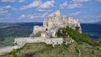 Spis Castle, Slovakia. Mulai dibangun sebagai kastil pasukan Romawi pada abad ke-12 sebelum beralih ke bangunan Gothic pada beberapa abad kemudian. Pada abad ke-15, benteng itu dibangun kembali sepenuhnya. Kemudian, pemilik baru mengubahnya menjadi tempat tinggal keluarga Renaisans. Namun akhirnya dibakar pada tahun 1780 (Dok. CNN Travel)