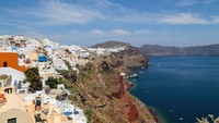 Oia, Santorini, Yunani. Berada di ujung utara kaldera paling terkenal dengan desa-desa bernuansa putih. Inilah lokasi tepat untuk menikmati senja dan matahari tenggelam (Dok. CNN Travel)