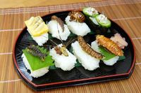 Sushi bertopping serangga.