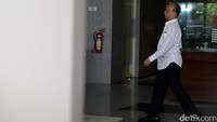 Disana, ia terlihat mengenakan kemeja putih dipadu celana panjang hitam.