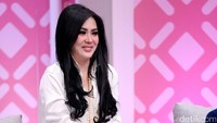 Ia tampil dengan blus putih dan ripped jeans.
