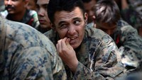 Terlihat prajurit Amerika tengah memakan sesuatu dari tanaman hutan.  Dok. Dispen Marinir.