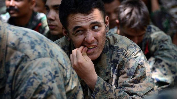 Mimik muka seorang prajurit marinir Amerika saat mencoba makanan hutan