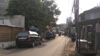 Foto: Mobil di bahu jalan kampung Jakarta/Ahmad Mustaqim