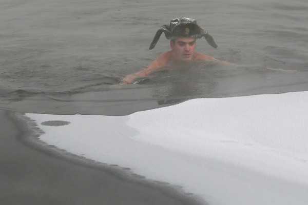 Winter swimming sudah jadi olahraga yang biasa dilakukan oleh orang Rusia. Bahkan sebuah klub memiliki lebih dari 300 member untuk berenang di sungai saat musim dingin (Ilya Naymushin/Reuters)