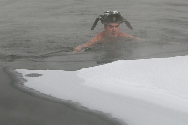 Winter swimming sudah jadi olahraga yang biasa dilakukan oleh orang Rusia. Bahkan sebuah klub memiliki lebih dari 300 member untuk berenang di sungai saat musim dingin (Ilya Naymushin/Reuters) Winter swimming sudah jadi olahraga yang biasa dilakukan oleh orang Rusia. Bahkan sebuah klub memiliki lebih dari 300 member untuk berenang di sungai saat musim dingin (Ilya Naymushin/Reuters)