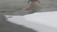 Winter swimming sudah jadi olahraga yang biasa dilakukan oleh orang Rusia. Bahkan sebuah klub memiliki lebih dari 300 member untuk berenang di sungai saat musim dingin (Ilya Naymushin/Reuters)