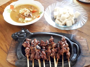 Warung Sate Pak Gino: Gurih Mantap! Sate Kambing Selap Gajih dan Tongseng Khas Sidareja