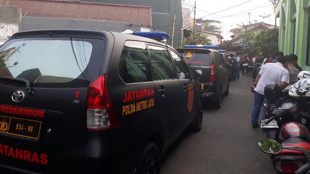 Polisi meminta keterangan keluarga korban dan penghuni kos terkait kematian pasutri tersebut.