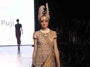 Ketika Kain Tenun Dayak Iban Berkibar di New York Fashion Week 2017