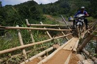 Jembatan bambu dilewati motor