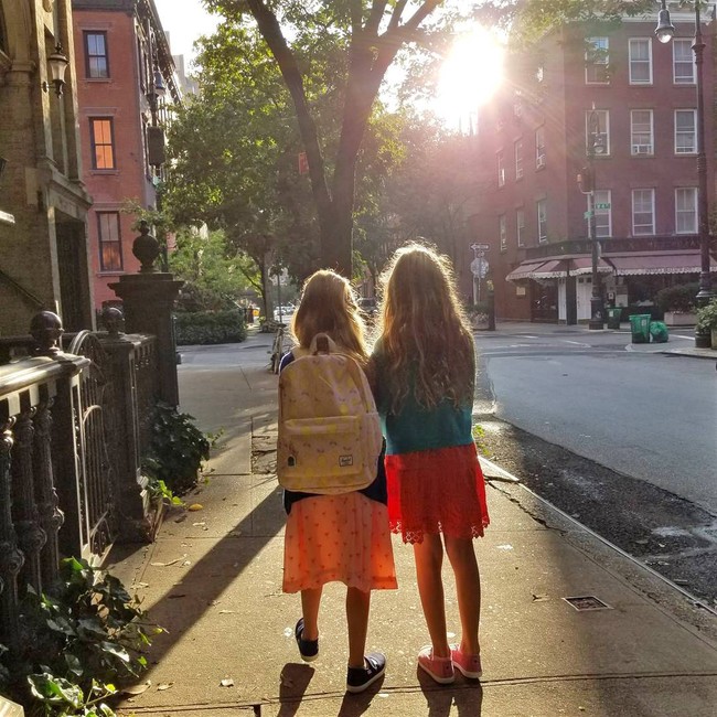 Bintang “Sex & the City”, Sarah Jessica Parker sepertinya bersemangat mengantar anak-anaknya Marion dan Tabitha ke sekolah. Foto: Instagram