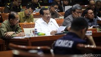 Prasetyo mengusulkan kewenangan penuntutan KPK harus mendapat izin dari Kejagung. Ia membandingkan kewenangan tersebut di negara lain seperti Singapura dan Malaysia.
