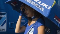 Pada hari balapan, Misano memang basah akibat hujan. Tapi sebelumnya matahari sempat bersinar. Si gadis manis ini pun sudah sedia payung sebelum hujan. (Photo by Mirco Lazzari gp/Getty Images)