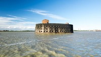 Kastil Alexander, St. Petersburg, Rusia. Benteng abad ke-19 ini awalnya dibangun untuk mempertahankan St Petersburg. Kemudian menjadi laboratorium penelitian tentang penyakit menular. Selama era Uni Soviet, benteng tersebut digunakan sebagi gudang penyimpanan oleh angkatan laut Rusia. Pada awal tahun 2000-an, benteng tersebut diduga digunakan untuk pesta (Dok. CNN Travel)