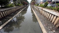 Sungai tampak kotor.