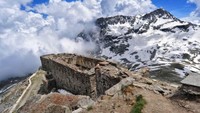 Fort de Malamot, Savoy, Prancis. Terletak di tengah Pegunungan Cottian di barat daya Perancis, kastil militer ini dibangun pada tahun 1889 oleh orang Italia. Lokasinya pada ketinggian 2.850 meter di atas pemukaan laut (Dok. CNN Travel)