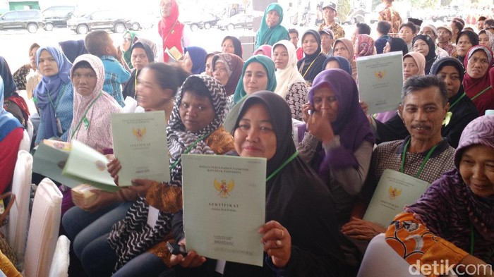 Jokowi Bagi-bagi Sertifikat Tanah di Cimahi