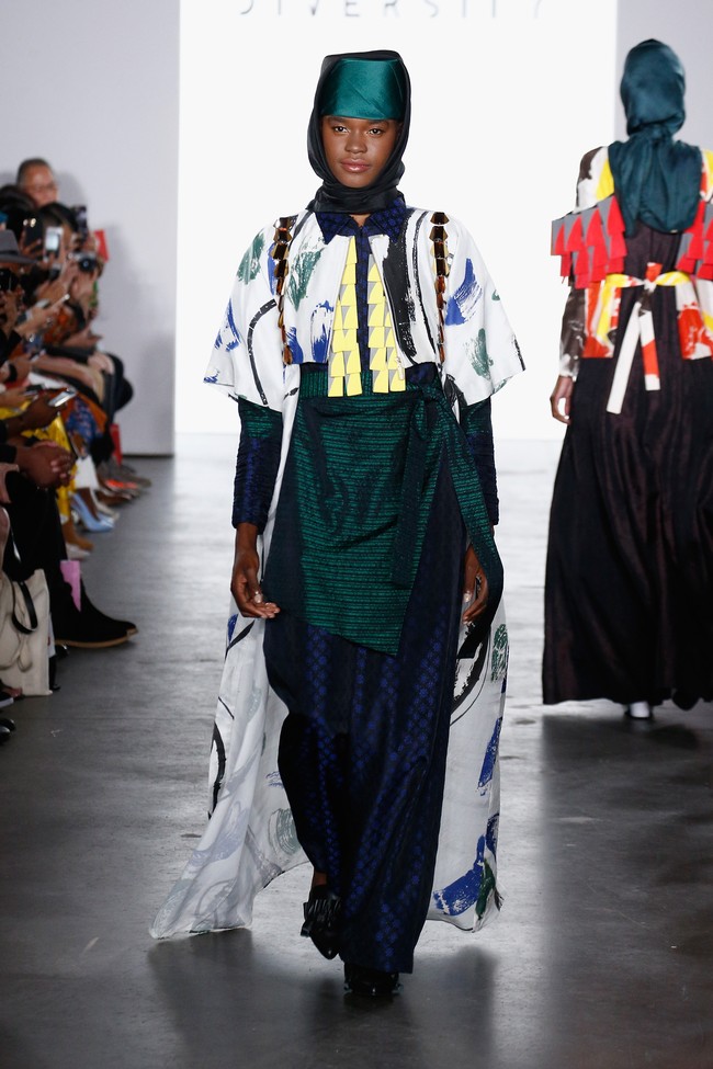 Dalam fashion show di New York Fashion Week First Stage ini, Dian berkolaborasi dengan desainer sepatu dan tas Indonesia, Unificatio (untuk sepatu) dan Doris Dorothea (untuk tas). Foto: Brian Ach/Getty Images for Indonesian Diversity