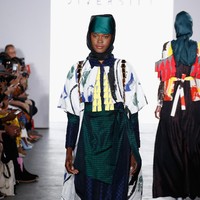 Dalam fashion show di New York Fashion Week First Stage ini, Dian berkolaborasi dengan desainer sepatu dan tas Indonesia, Unificatio (untuk sepatu) dan Doris Dorothea (untuk tas). Foto: Brian Ach/Getty Images for Indonesian Diversity