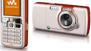 Sony Ericsson W800 kemudian diluncurkan tahun 2005 dan mengusung kamera 2 MP.  Keren sekali wujudnya. Foto: Unwired