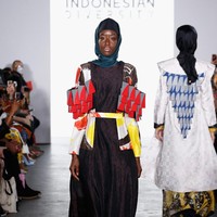 Koleksi Dian Pelangi yang ditampilkan di New York Fashion Week ini mendapat sorotan dari sejumlah media asing. The Guardian misalnya menulis wanita berdarah Palembang itu berusaha untuk menunjukkan kalau hijab bisa membuat penampilan terlihat cantik. Foto: Brian Ach/Getty Images for Indonesian Diversity