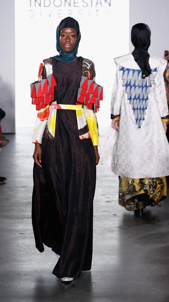 Koleksi Dian Pelangi yang ditampilkan di New York Fashion Week ini mendapat sorotan dari sejumlah media asing. The Guardian misalnya menulis wanita berdarah Palembang itu berusaha untuk menunjukkan kalau hijab bisa membuat penampilan terlihat cantik. Foto: Brian Ach/Getty Images for Indonesian Diversity