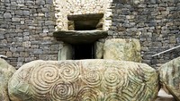 Bangunan ini dibuat dari gundukan batu granit yang jika ditotal beratnya mencapai 200 ton. Bebatuannya dipasang sempurna, membentuk pondasi dan membuat lorong-lorong hingga berbentuk tiang penyangga (Thinkstock)