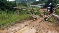 Jembatan ini hanya cukup untuk lewat satu motor, jadi harus bergantian melintas bila ada beberapa motor yang hendak lewat.