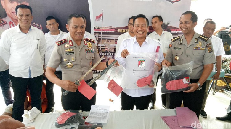 Polisi Bekuk Otak Pelaku Pembunuhan Sopir Taksi Online di Palembang Polisi Bekuk Otak Pelaku Pembunuhan Sopir Taksi Online di Palembang