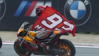 Kemenangan di seri balapan kali ini membuat Marquez berhasil menyamai raihan poin Dovizioso. Keduanya bersaing ketat di puncak klasemen. (Photo by Mirco Lazzari gp/Getty Images)