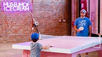 Di sudut ini, traveler juga bisa bermain ping-pong. Tidak lupa nuansa warna pastel yang ada di mejanya, berikut alat-alat permainannya (Instagram/museumoficecream)