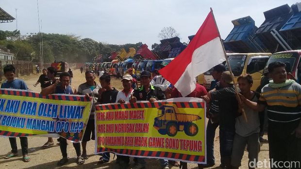 Sopir dump truk demo/