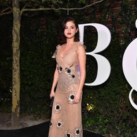 Material lace halus membiarkan underwear model high-waisted hitam mengintip di baliknya. Foto: Dok. Getty Images