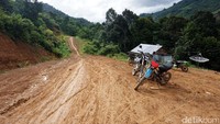 Jalan yang dilewati tentu dengan berbagai macam pemandangan di sisi kiri kanannya. Mulai dari semak belukar, pepohonan, tebing, jurang, atau juga bahkan ada bukit kebun sawit.