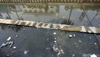 Sampah yang menumpuk didominasi oleh sampah plastik.