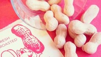 Kacang tanah sempat jadi inspirasi OCain saat berkreasi. Bentuk sabun benar-benar ia buat menyerupai kacang tanah dengan tekstur yang bergaris kasar di luarnya. Foto: Leeana OCain
