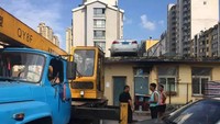 Menurut warga setempat yang menyaksikan perselisihan itu, wanita pemilik mobil berhenti di gerbang keamanan untuk masuk ke perumahan itu. Dia dimintai uang parkir, tapi menolak. Foto: Shanghaiist