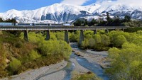 Selanjutnya, ada The Tranz Alpine yang pemandangannya begitu indah. The TranzAlpine berjalan di sepanjang Sungai Waimakariri dan Pegunungan Southern Alps. Selama perjalanan 9 jam, traveler akan menyaksikan keajaiban alam dari Kota Christchurch hingga Greymouth di Selandia Baru (The Tranz Alpine)