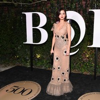 Pelantun Bad Liar tampil memikat lewat tampilan ala bintang Hollywood klasik mengenakan tren naked dress. Foto: Dok. Getty Images