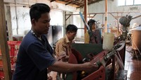 Kemudian botol limun yang telah diisi gula dan essence diberi campuran air soda berkarbonasi. Tiap botol diberi soda secara manual dengan bantuan alat sederhana (Randy/detikTravel)